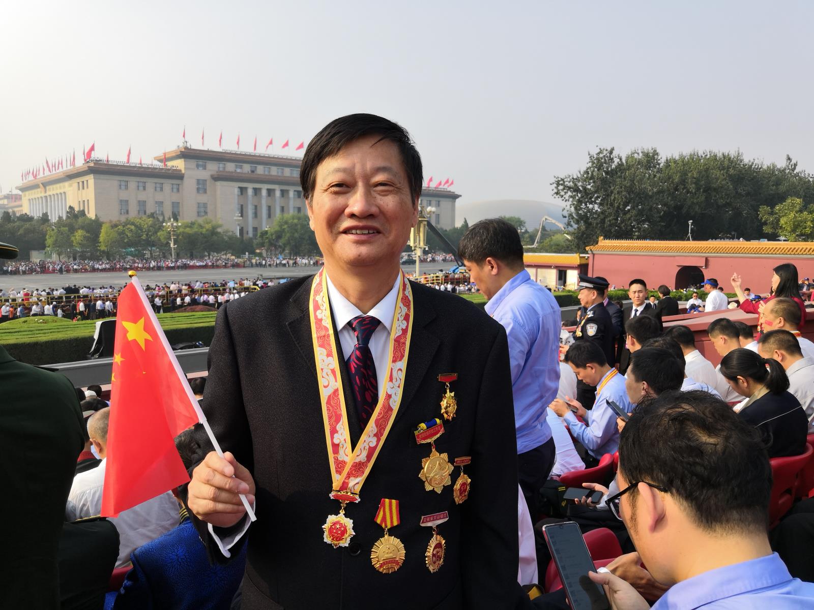 2019年朱恒银参加建国70周年国庆观礼活动.jpg