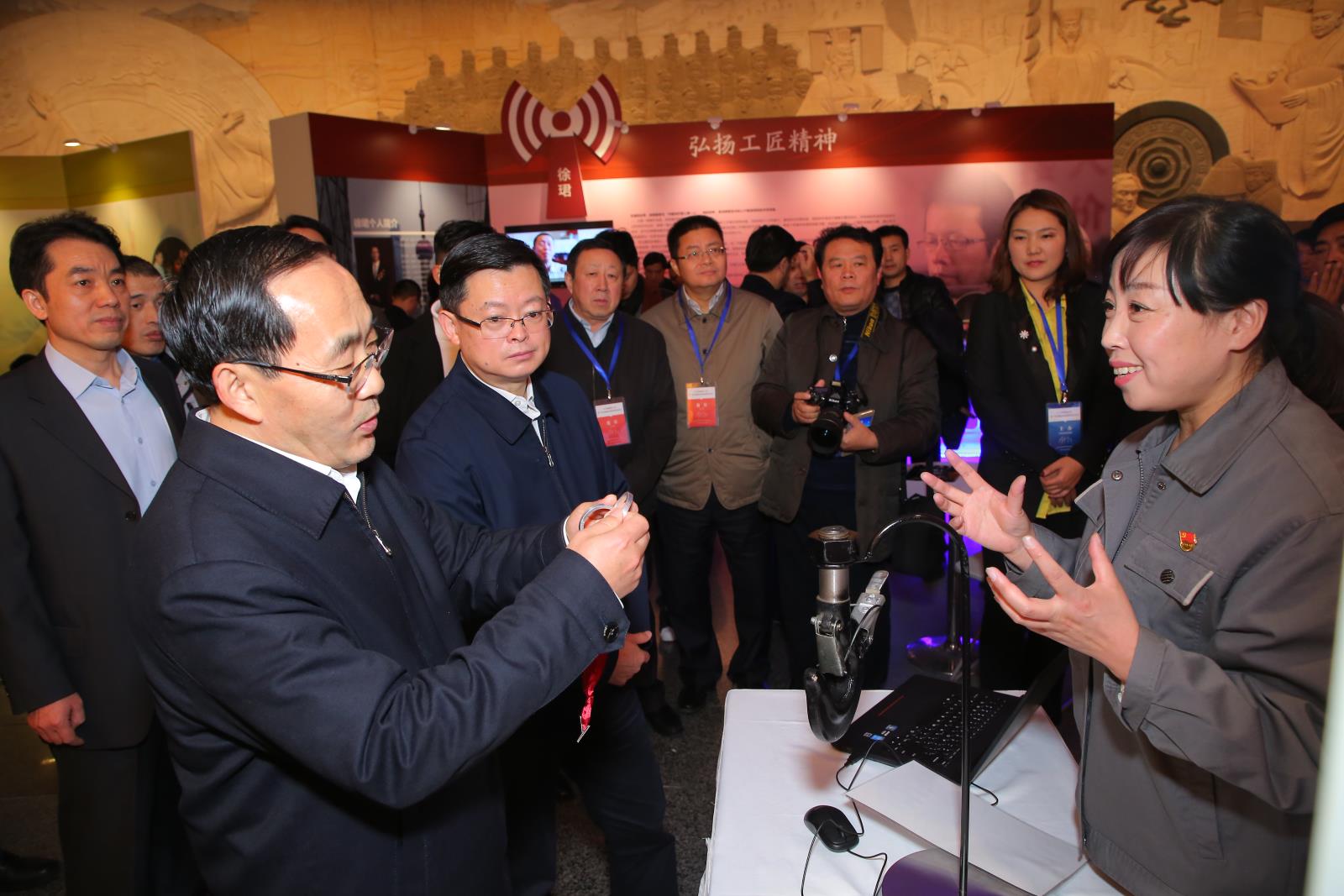 参加在世纪坛举行的大国工匠展会，时任全总副主席尹德明到展台视察.jpg