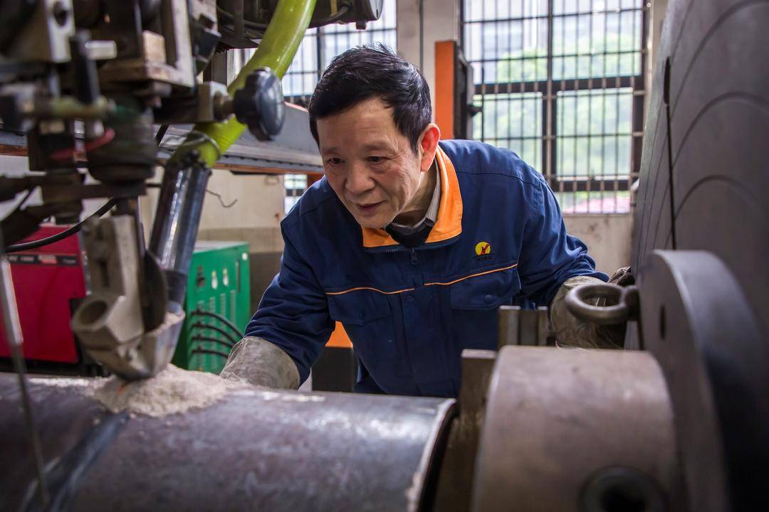 工匠精神杰出代表艾爱国荣获“七一勋章”:“更是千千万万工人党员的光荣”