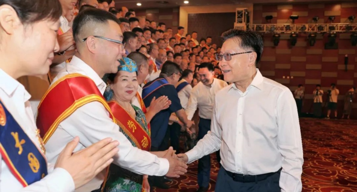 王东明看望参加2025年全国劳模疗休养活动的首批劳模工匠代表